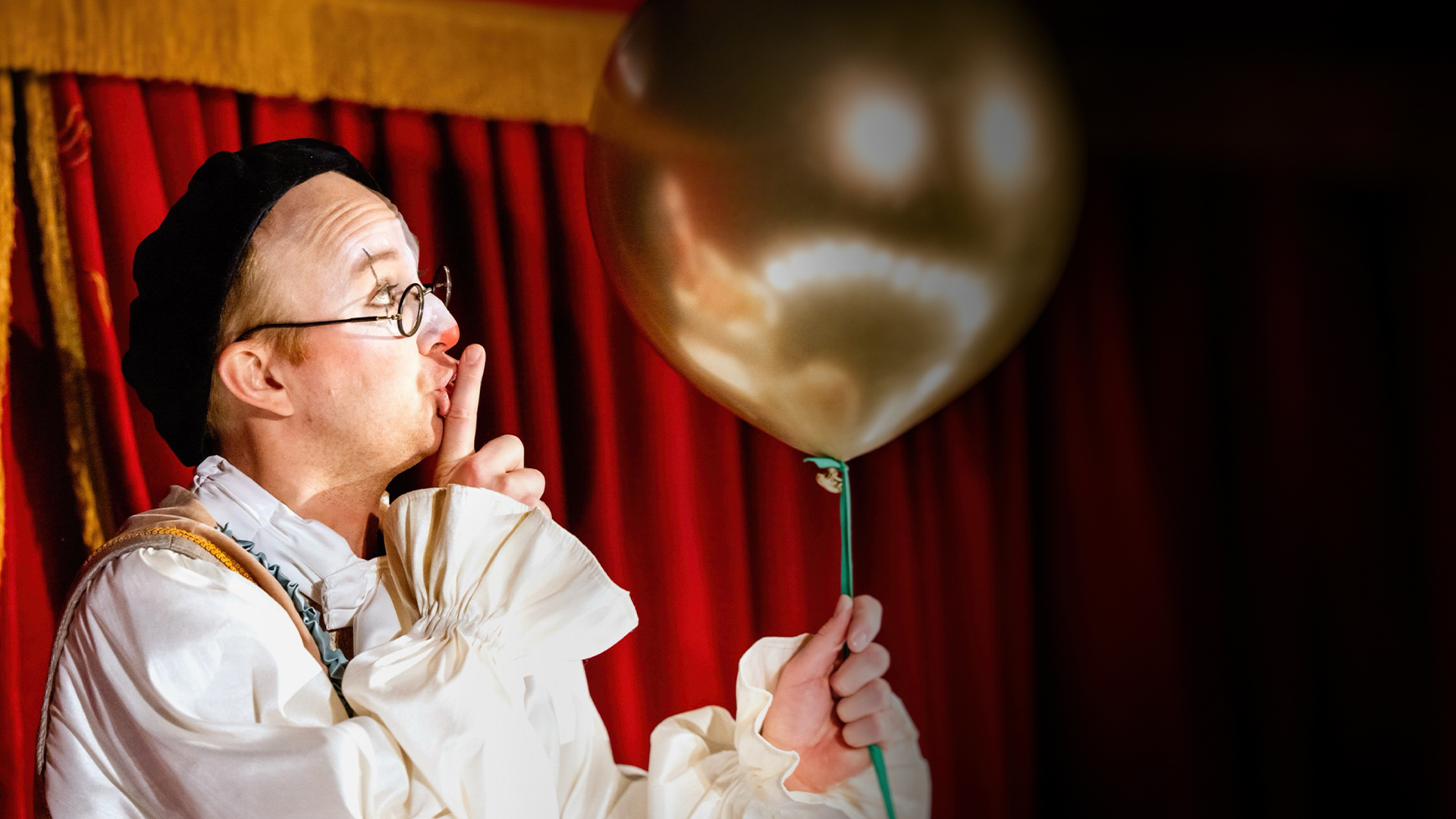 En clown ihållandes en ballong